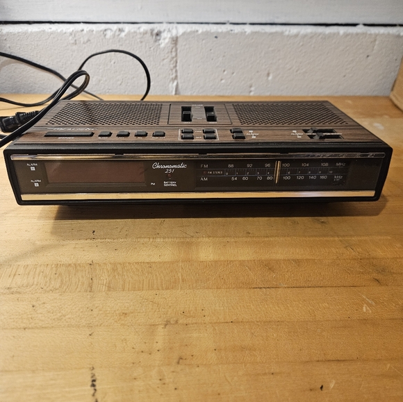 REALISTIC CHRONOMATIC 251 ALARM CLOCK AM/FM RADIO WOODGRAIN - Tested&Works - Picture 4 of 5